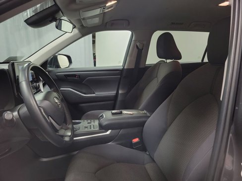 Used 2024 Toyota Highlander LE image 12