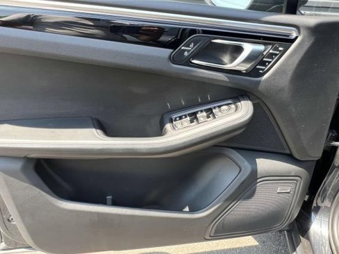 Certified 2022 Porsche Macan image 16