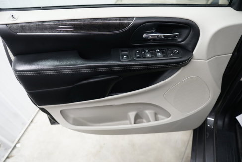 Used 2015 Chrysler Town & Country Touring-L w/ Driver Convenience Group image 16