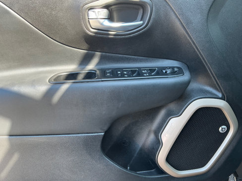 Used 2016 Jeep Renegade 75th Anniversary image 18
