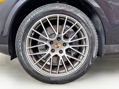 Certified 2022 Porsche Cayenne Platinum Edition image 25