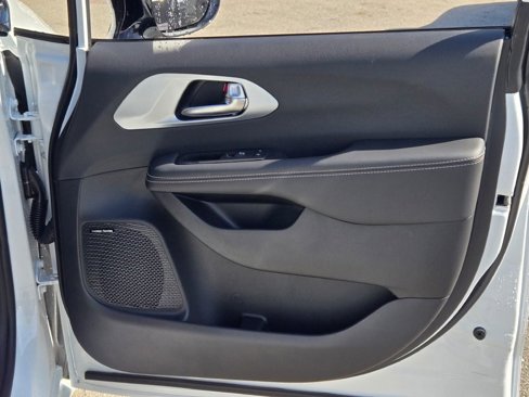 New 2026 Chrysler Pacifica Limited image 4