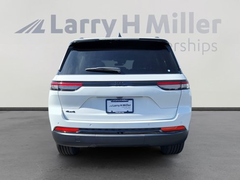 New 2025 Jeep Grand Cherokee Altitude image 4