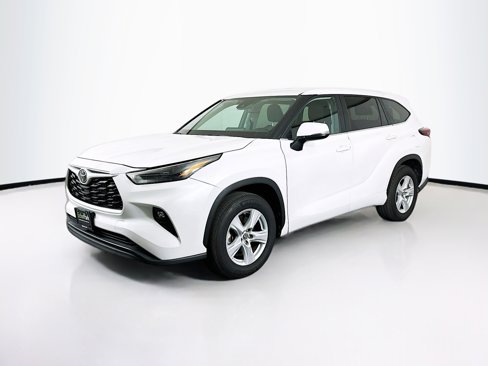 Used 2024 Toyota Highlander LE image 3
