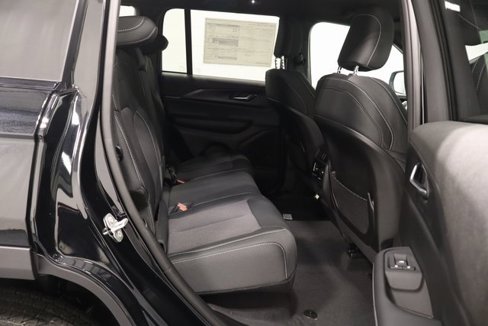 New 2025 Jeep Grand Cherokee Laredo image 16