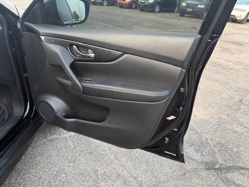 Used 2017 Nissan Rogue S image 19