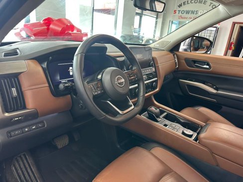 Used 2023 Nissan Pathfinder Platinum w/ Black Appearance Package image 18