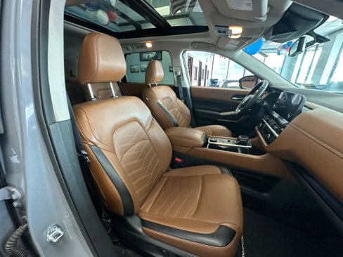 Used 2023 Nissan Pathfinder Platinum w/ Black Appearance Package image 44