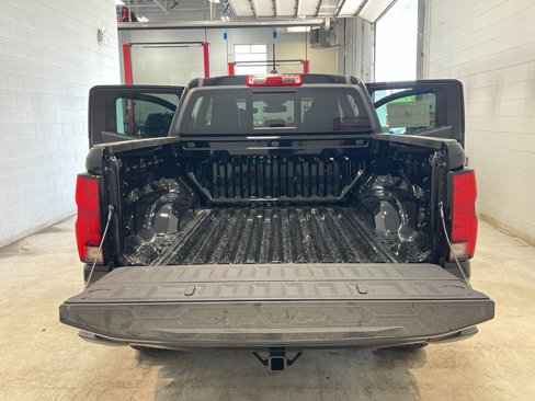 New 2025 Chevrolet Colorado LT w/ LT Convenience Package image 34