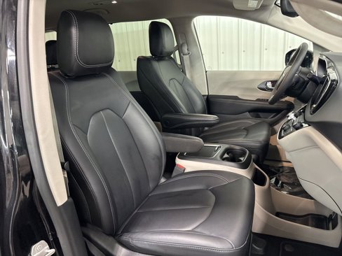 Used 2024 Chrysler Pacifica Touring-L image 20