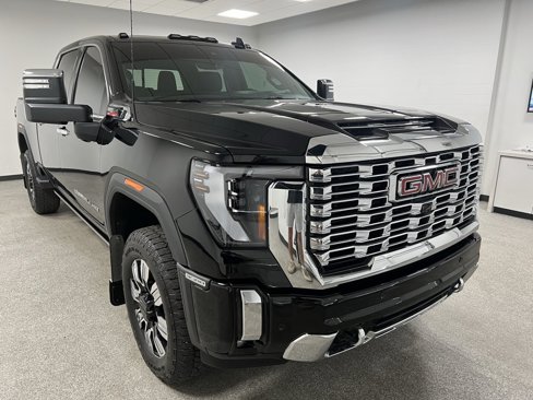 Used 2024 GMC Sierra 3500 Denali w/ Technology Package image 2