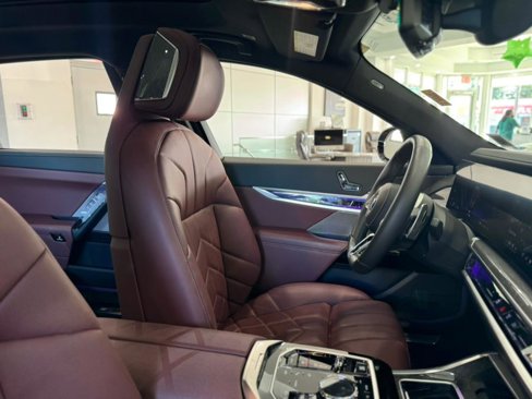 Used 2024 BMW 760i xDrive w/ Premium Package 2 image 25