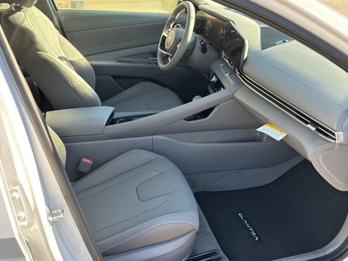 Used 2025 Hyundai Elantra SEL image 13