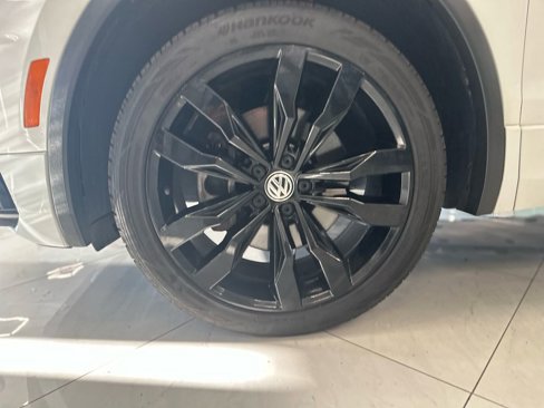 Used 2021 Volkswagen Tiguan SE R-Line image 40