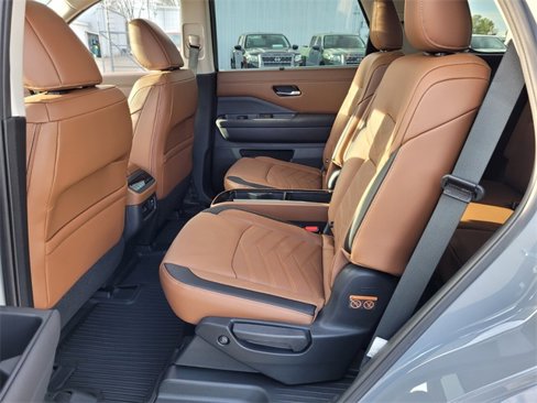 New 2025 Nissan Pathfinder Platinum image 8