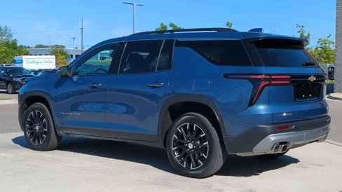 Used 2024 Chevrolet Traverse LT image 3