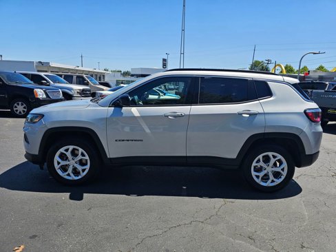 Used 2024 Jeep Compass Latitude image 6