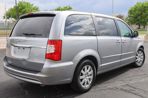Used 2015 Chrysler Town & Country Touring image 2