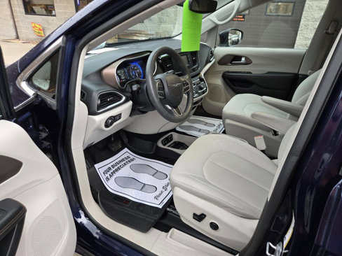 Used 2017 Chrysler Pacifica Touring image 10