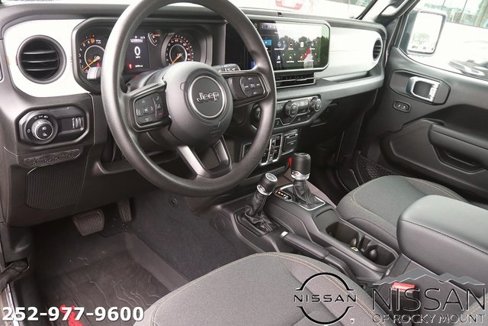 Used 2025 Jeep Gladiator Sport image 12