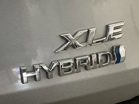 Used 2024 Toyota Sienna XLE image 8