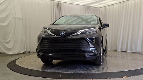 Used 2025 Toyota Sienna XLE image 4