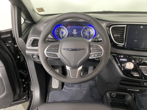 New 2025 Chrysler Voyager LX image 4