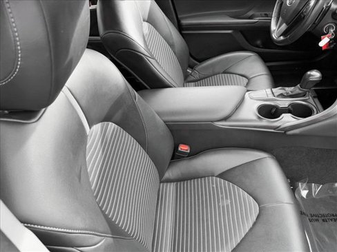 Used 2022 Toyota Camry SE image 19