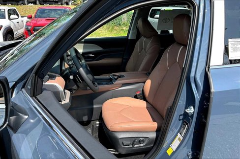 New 2025 Toyota Grand Highlander AWD image 9