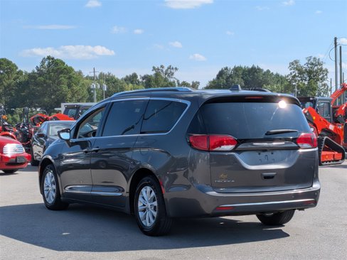 Used 2019 Chrysler Pacifica Touring-L image 3