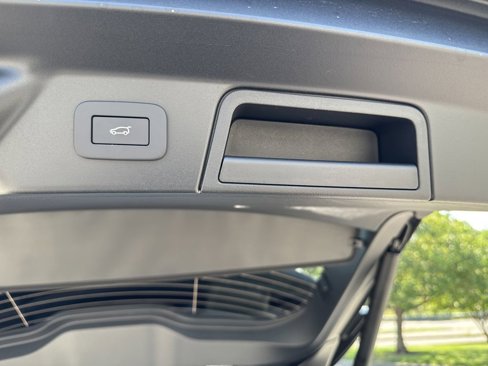 New 2026 Land Rover Range Rover Velar Dynamic SE image 13