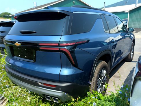 Used 2025 Chevrolet Traverse LT image 2