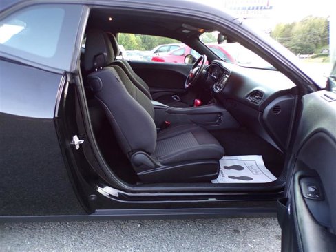 Used 2016 Dodge Challenger SXT image 17