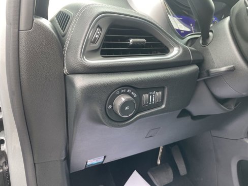 New 2026 Chrysler Pacifica Limited w/ Uconnect Theater Family Group image 18