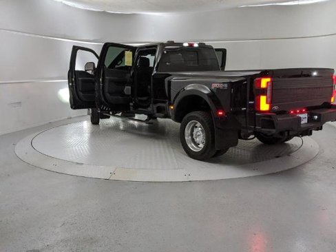 Certified 2025 Ford F450 Platinum w/ FX4 Off-Road Package image 10