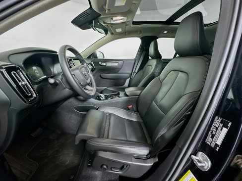 Used 2025 Volvo XC40 B5 Plus image 13
