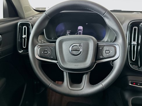 Used 2025 Volvo XC40 B5 Plus image 18