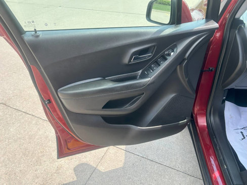 Used 2021 Chevrolet Trax LT w/ LT Convenience Package image 34