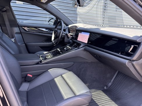 Certified 2025 Porsche Panamera image 9