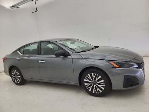 Used 2024 Nissan Altima 2.5 SV image 1