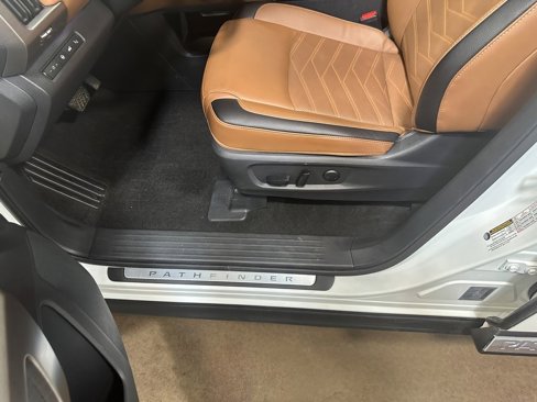 Used 2024 Nissan Pathfinder Platinum image 60