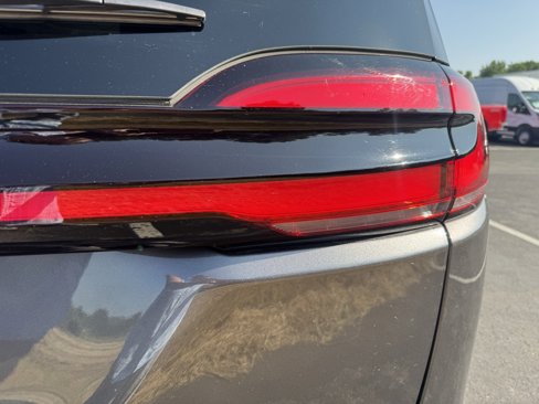 Used 2022 Chrysler Pacifica Touring-L image 11