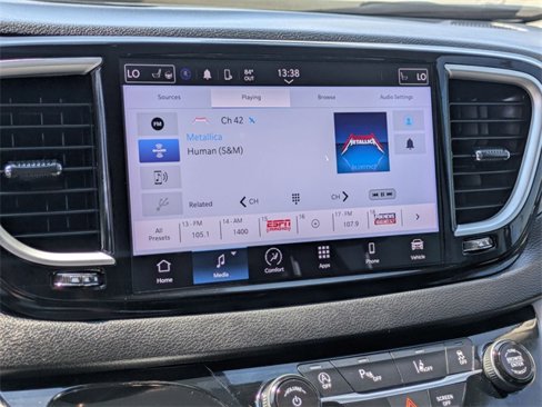 Used 2024 Chrysler Pacifica Touring-L image 18
