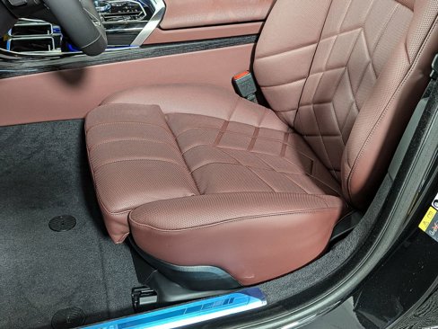 New 2026 BMW 750e xDrive w/ Premium Package image 16