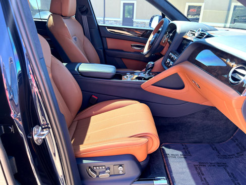 Used 2023 Bentley Bentayga image 29