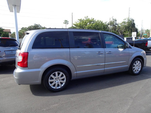 Used 2016 Chrysler Town & Country Touring image 4