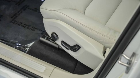 Certified 2025 Volvo XC60 T8 Plus w/ Protection Package Premier image 22