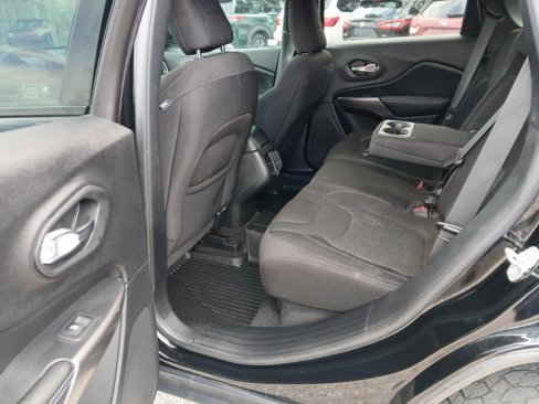 Used 2021 Jeep Cherokee Latitude w/ Mopar Interior Package image 11