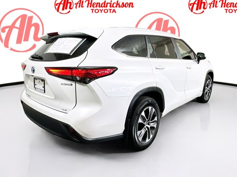 Used 2023 Toyota Highlander XLE image 3