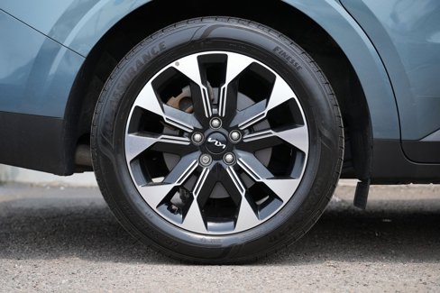 Used 2024 Kia Carnival EX image 11